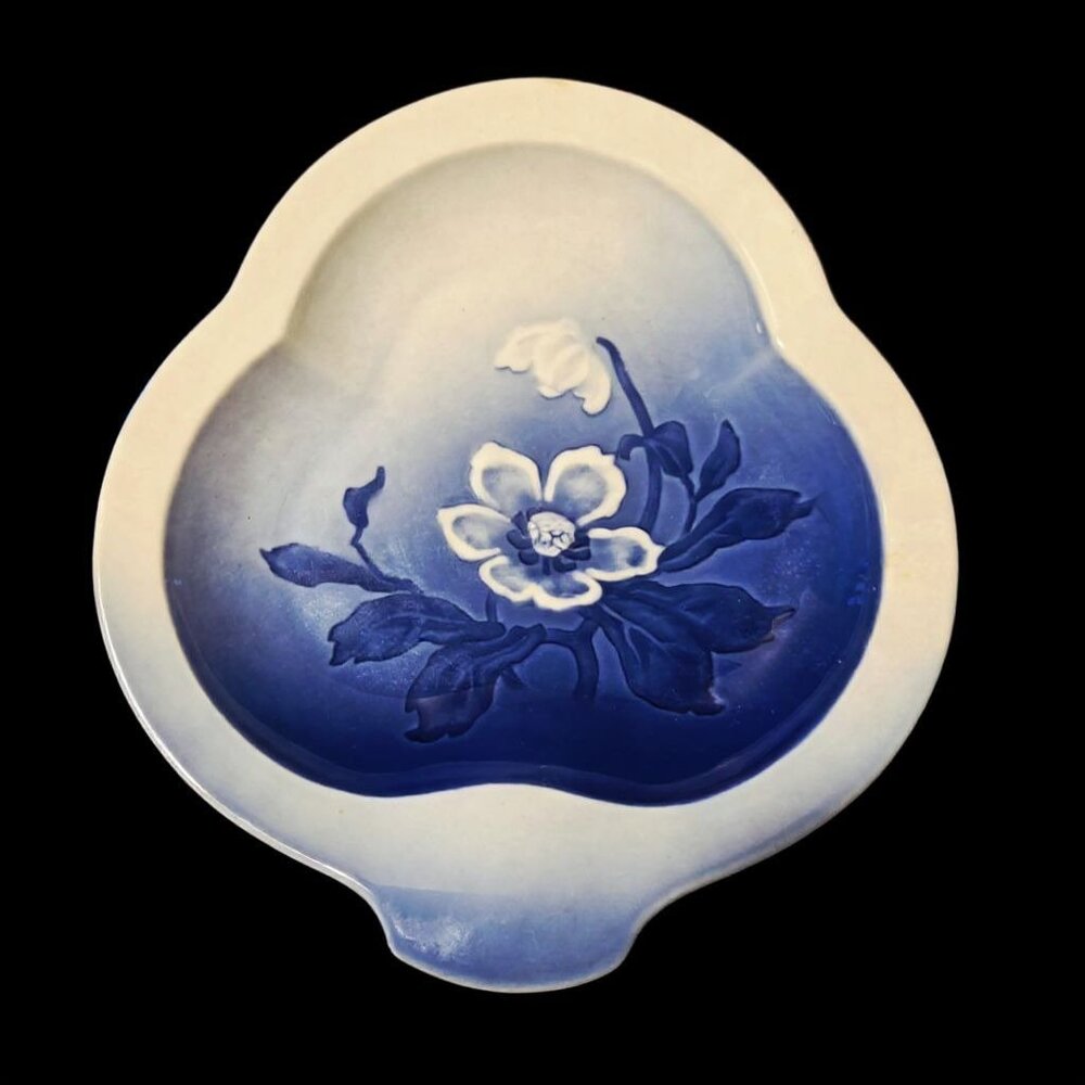 Vintage  Bing & Grøndahl Christmas Rose pickle dish. Fine porcelain